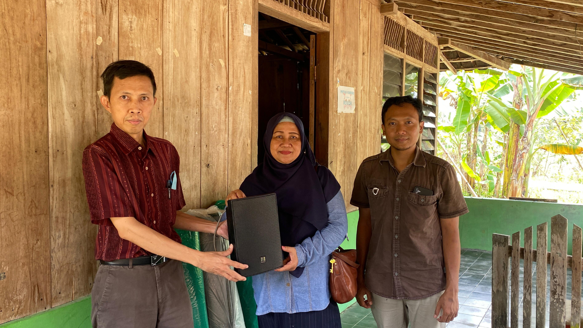 Dosen Teknik Listrik Industri Sekolah Vokasi Berikan Sound System untuk Musholla Dusun Kandangan, Desa Rembes, Bringin, Semarang, Jawa Tengah